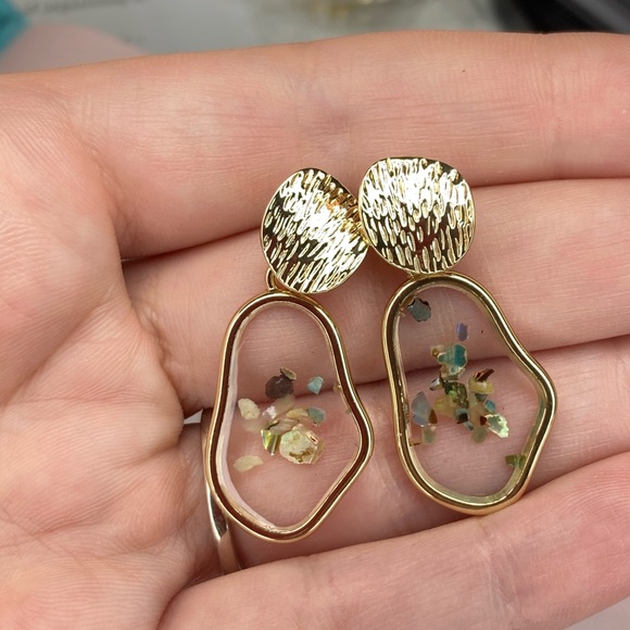 Fashion Clear Shell Earrings - Picture 4 of 4